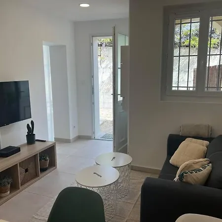 Apartment La Glycine - Parking Gratuit - Ac Clim - Cour Prive - *